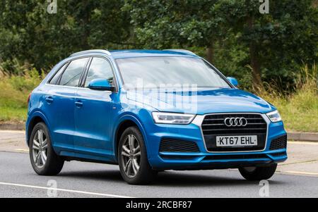 Milton Keynes, UK - Juli 13. 2023: 2018 blauer AUDI Q3 Auto fährt auf einer englischen Straße Stockfoto