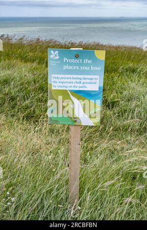 Schild zur Einhaltung der Vorschriften für den Naturschutz auf dem Fußweg entlang der Kreidefelsen von Dover, Kent, English Channel, England, Großbritannien Stockfoto