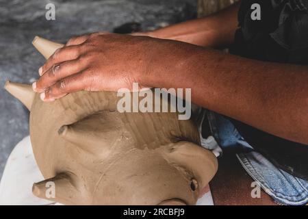 Die Hände von künstlerischen Töpfern, die am Keramikstück arbeiten. Handwerk. Maragogipinho, Bahia Stockfoto