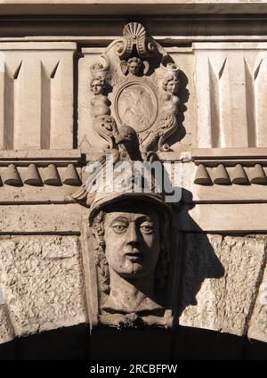 Architektonische Details mit Fassade, Gesicht und dekoriertem Blazon Stockfoto