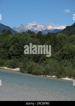 Triglav, der höchste Berg Sloweniens, Fluss und Wald Stockfoto