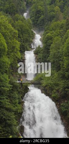 Die Giessbachfälle im Frühsommer. Atemberaubende Wasserfälle in der Nähe von Interlaken, Schweiz Stockfoto