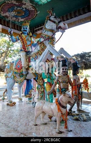 Dorfschutzgöttin Ayyanar auf dem Pferderücken in der Nähe von Vadalur, Neyveli, Tamil Nadu, Südindien, Indien, Asien Stockfoto