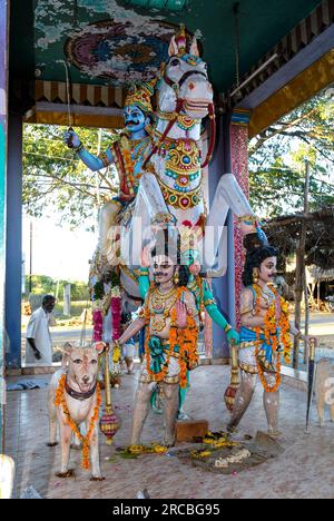 Dorfschutzgöttin Ayyanar auf dem Pferderücken in der Nähe von Vadalur, Neyveli, Tamil Nadu, Südindien, Indien, Asien Stockfoto