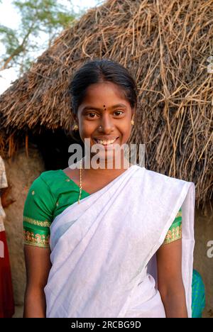 Ländliches Mädchen mit lächelndem Gesicht in der Nähe von Vadalur, Neyveli, Tamil Nadu, Südindien, Indien, Asien Stockfoto