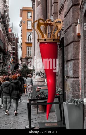 Neapel, Italien - 9. April 2022: Spaccanapoli ist die gerade und schmale Hauptstraße, die das alte, historische Zentrum der Stadt Neapel, Ital, durchquert Stockfoto