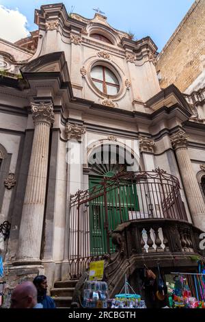 Neapel, Italien - 10. April 2022: Santi Filippo e Giacomo ist eine römisch-katholische Kirche im Stil der Renaissance in Neapel, die sich in der Via San Biagio dei Librai befindet Stockfoto