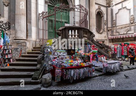 Neapel, Italien - 10. April 2022: Santi Filippo e Giacomo ist eine römisch-katholische Kirche im Stil der Renaissance in Neapel, die sich in der Via San Biagio dei Librai befindet Stockfoto