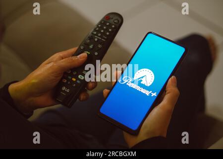 In dieser Fotoabbildung wird das Paramount + (Paramount Plus) Logo auf einem Smartphone angezeigt. Stockfoto