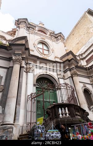 Neapel, Italien - 10. April 2022: Santi Filippo e Giacomo ist eine römisch-katholische Kirche im Stil der Renaissance in Neapel, die sich in der Via San Biagio dei Librai befindet Stockfoto