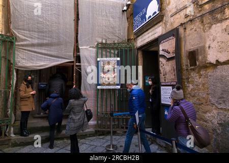 Neapel, Italien - 10. April 2022: Die Kirche Santa Luciella ai Librai ist eine der Kirchen im historischen Zentrum von Neapel, die sich in der Straße befindet Stockfoto