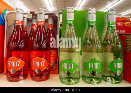 Italien - 13. Juli 2023: Spritz Aperitif Cocktails und Spritz Hugo in Flaschen, die in italienischen Discounter zum Verkauf angeboten werden Stockfoto