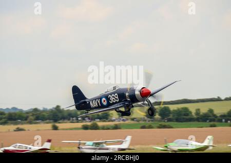 Hawker Sea Fury FB.10 Kampfflugzeug aus dem Zweiten Weltkrieg, das auf einer Flugschau fliegt. F-AZXL in den Farben der Royal Australian Navy. Dynamischer Start Stockfoto