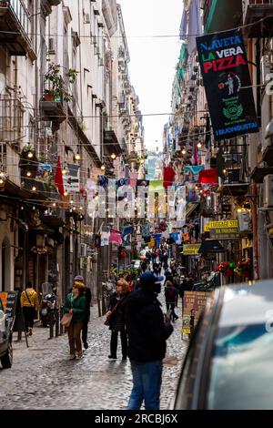 Neapel, Italien - 10. April 2022: Via dei Tribunali ist eine belebte und touristische Straße im alten historischen Zentrum von Neapel, Kampanien, Italien. Stockfoto