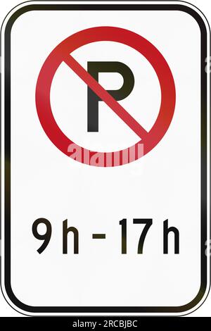 Kanadisches Straßenschild - kein Parkplatz zu angegebener Zeit. Dieses Zeichen wird in Quebec verwendet. Stockfoto