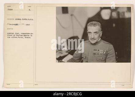 General Diaz, Oberbefehlshaber der italienischen Armee, sitzt in seinem Büro in Paris, Frankreich. Dieses Foto wurde 1919 vom Signalkorps der U.S.A aufgenommen. Das Bild hat die Nummer 62932 und zeigt General Diaz in seiner beruflichen Umgebung während des Ersten Weltkriegs. Stockfoto