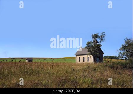 Das Bichet School House in Marion County, Kansas, hat einen Glockenturm und ist aus Kalkstein gebaut. Das Gebäude stammt aus dem Jahr 1896. Stockfoto