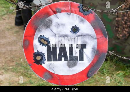 Rot-weißes Schild aus dem Zweiten Weltkrieg mit Stoppschild und Kugelzeichen Stockfoto