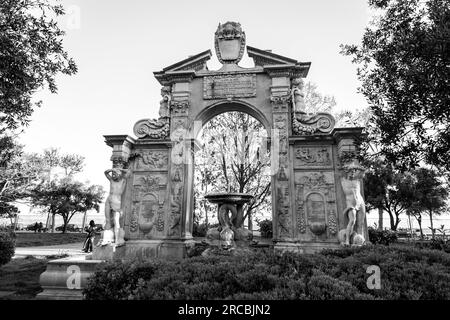 Neapel, Italien - 10. April 2022: Villa Comunale ist ein Park in Neapel, erbaut in den 1780er Jahren von König Ferdinand IV. Auf Land, das an der Küste zurückgewonnen wurde Stockfoto