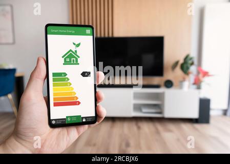 Energieeffiziente mobile App auf dem Bildschirm, umweltfreundliches Smart Home Stockfoto