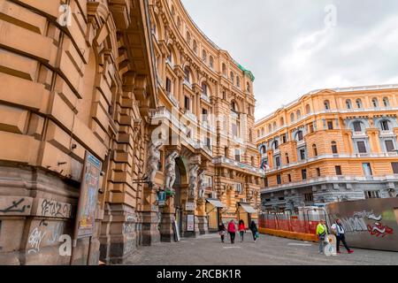 Neapel, Italien - 10. April 2022: Allgemeine Architektur und Blick auf die Straße im Stadtzentrum von Neapel, Kampanien, Italien. Corso Umberto I und Piazza Giovann Stockfoto