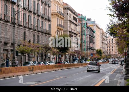 Neapel, Italien - 10. April 2022: Allgemeine Architektur und Blick auf die Straße im Stadtzentrum von Neapel, Kampanien, Italien. Corso Umberto I und Piazza Giovann Stockfoto