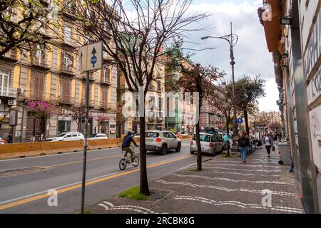 Neapel, Italien - 10. April 2022: Allgemeine Architektur und Blick auf die Straße im Stadtzentrum von Neapel, Kampanien, Italien. Corso Umberto I und Piazza Giovann Stockfoto