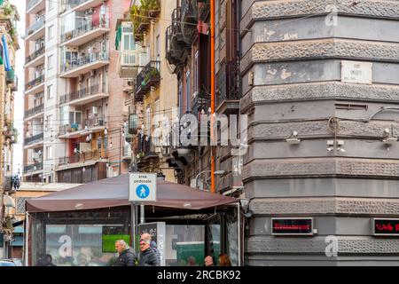 Neapel, Italien - 10. April 2022: Allgemeine Architektur und Blick auf die Straße im Stadtzentrum von Neapel, Kampanien, Italien. Corso Umberto I und Piazza Giovann Stockfoto