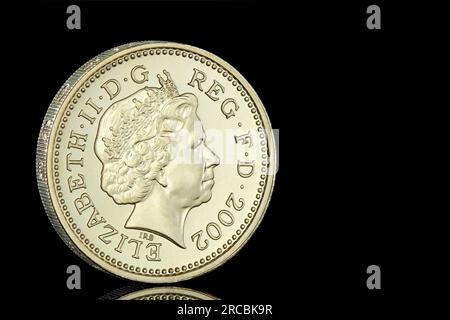 2002 eine-Pfund-Münze mit dem 4.-Dollar-Porträt von Königin Elizabeth II. Von Ian Rank Broadley Stockfoto