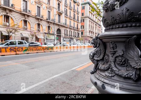 Neapel, Italien - 10. April 2022: Allgemeine Architektur und Blick auf die Straße im Stadtzentrum von Neapel, Kampanien, Italien. Corso Umberto I und Piazza Giovann Stockfoto