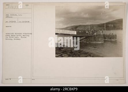 Amerikanische Soldaten entspannen sich am Rhein in Nieder Briesig, Deutschland, während sie auf ein Flussboot warten. Dieses Foto wurde von S.C. aufgenommen Hainlin, Sergeant und Fotograf, am 19. Dezember 1918. Das Bild zeigt den Soldaten, die ihre Auszeit während des Ersten Weltkriegs genießen. Stockfoto