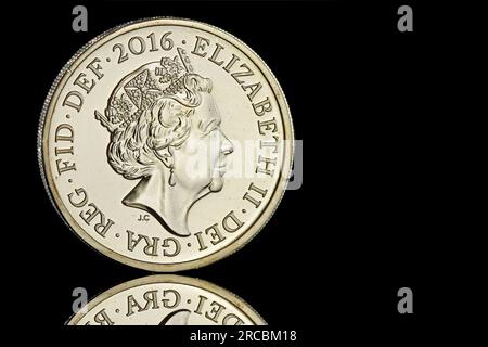 Die letzte britische Pfund-Münze, die 2016 als Sammlerausgabe ausgegeben wurde, zeigt das 5.-Euro-Münzporträt von Königin Elizabeth II. Von Jody Clark Stockfoto