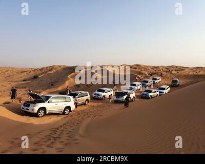 Gruppe von 4 Rad Antrieb Autos auf einer Wüstensafari Tour, Dubai, Arabische Wüste, Vereinigte Arabische Emirate, Vereinigte Arabische Emirate, Naher Osten Stockfoto