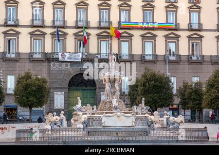 Neapel, Italien - 10. April 2022: Außenansicht des Rathauses von Neapel auf der Piazza Municipio. Stockfoto