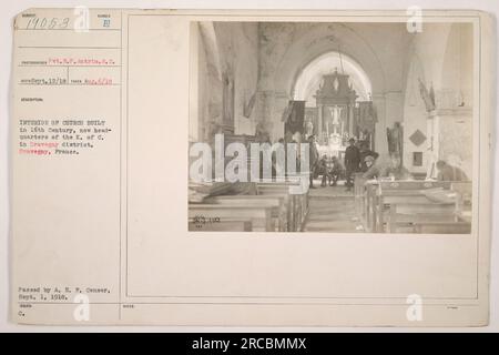 Innenansicht einer Kirche aus dem 16. Jahrhundert im Dravegny-Viertel Bravegny, Frankreich. Die Kirche dient derzeit als Hauptquartier für die Ritter von Kolumbus (K. of C.). Fotografiert von Pvt. R.P. Antrim am 6. August 1918, eingegangen am 12. September 1918. Genehmigt von der A.E.F. Zensor am 1. September 1918. Bildunterschrift mit vertraulichen Notizen. Stockfoto