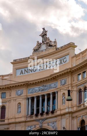 Neapel, Italien - 10. April 2022: Blick von außen auf die Galleria Umberto I, eine öffentliche Einkaufsgalerie in Neapel, Italien. Gebaut zwischen 1887 und 1890 Stockfoto