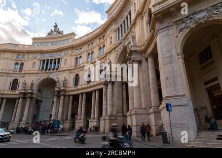 Neapel, Italien - 10. April 2022: Blick von außen auf die Galleria Umberto I, eine öffentliche Einkaufsgalerie in Neapel, Italien. Gebaut zwischen 1887 und 1890 Stockfoto