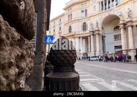 Neapel, Italien - 10. April 2022: Blick von außen auf die Galleria Umberto I, eine öffentliche Einkaufsgalerie in Neapel, Italien. Gebaut zwischen 1887 und 1890 Stockfoto