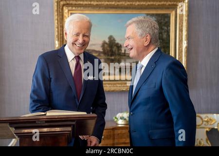 Helsinki, Finnland. 13. Juli 2023. US-Präsident Joe Biden lacht mit dem finnischen Präsidenten Sauli Niinisto, richtig, nachdem er das Gästebuch im Präsidentenpalast am 13. Juli 2023 in Helsinki, Finnland, unterzeichnet hat. Biden ist in Finnland, um am Gipfeltreffen der US-nordischen Staats- und Regierungschefs teilzunehmen und Finnland als neuestes Mitglied der NATO willkommen zu heißen. Kredit: Adam Schultz/White House Photo/Alamy Live News Stockfoto