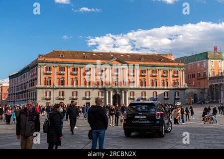 Neapel, Italien - 10. April 2022: Der Salerno-Palast ist ein historischer und monumentaler Palast in Neapel, der sich auf der Piazza del Plebiscito befindet, erbaut im 18. Jahrhundert Stockfoto