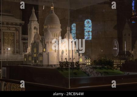 Fantastische Aufnahmen der Architektur während meiner Reise zum Museum Louvre Stockfoto