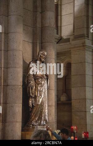 Fantastische Aufnahmen der Architektur während meiner Reise zum Museum Louvre Stockfoto