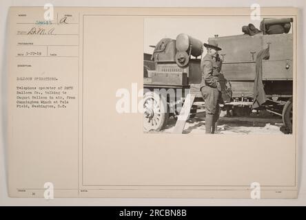 In diesem Bild kommuniziert ein Telefonist der 28. Ballon Co. Mit einem Caquot Ballon in der Luft, mit einer Cunningham Winch am Polo Field in Washington, D.C. während Ballonoperationen. Dieses Foto ist Teil einer Sammlung amerikanischer Militäraktivitäten während des Ersten Weltkriegs. Stockfoto