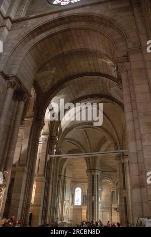 Fantastische Aufnahmen der Architektur während meiner Reise zum Museum Louvre Stockfoto