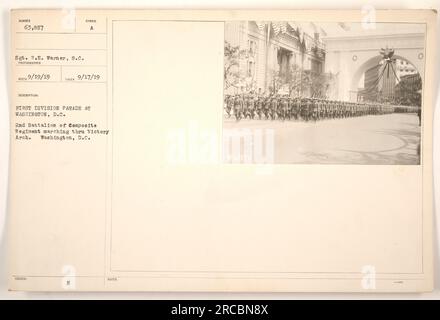 Das Bild zeigt eine Parade in Washington, D.C. während des Ersten Weltkriegs. Das 2. Bataillon des Composite Regiments aus der 1. Division marschiert durch den Siegesbogen. Das Foto wurde am 17. September 1919 von Sgt. R.E. Warner, S.C. Stockfoto