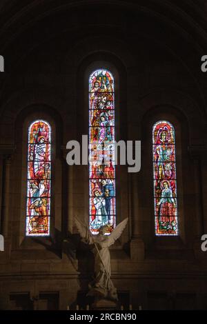 Fantastische Aufnahmen der Architektur während meiner Reise zum Museum Louvre Stockfoto