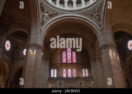 Fantastische Aufnahmen der Architektur während meiner Reise zum Museum Louvre Stockfoto