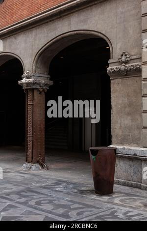 Bilbao, Spanien - 4. August 2022: Eingang der Azkuna Zentroa oder Alhóndiga Stockfoto