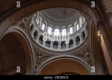 Fantastische Aufnahmen der Architektur während meiner Reise zum Museum Louvre Stockfoto