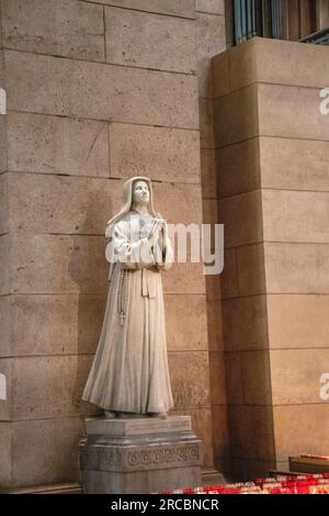 Fantastische Aufnahmen der Architektur während meiner Reise zum Museum Louvre Stockfoto